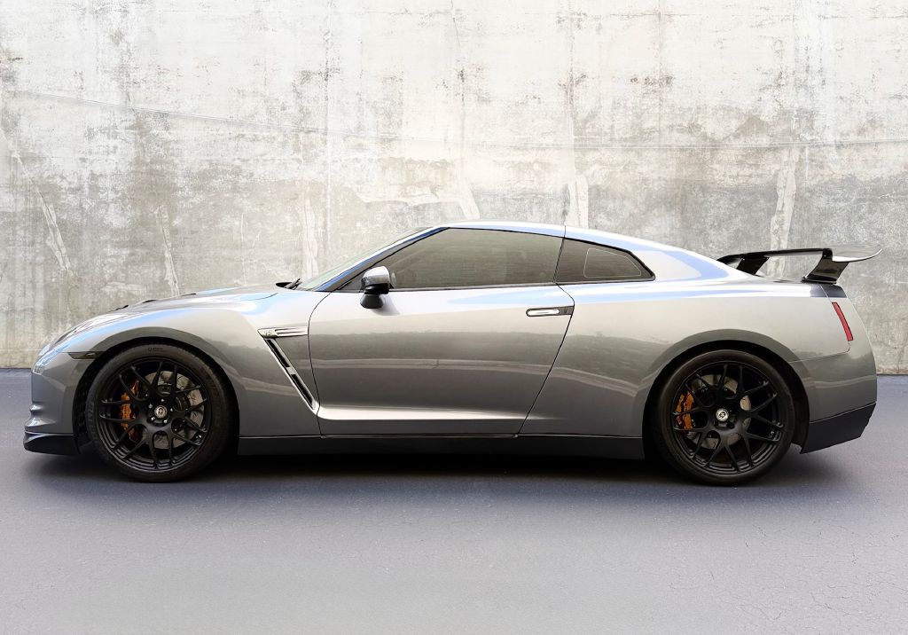 2010 Nissan GT-R Image 6