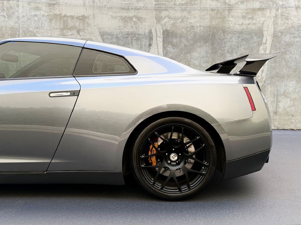 2010 Nissan GT-R Image 7