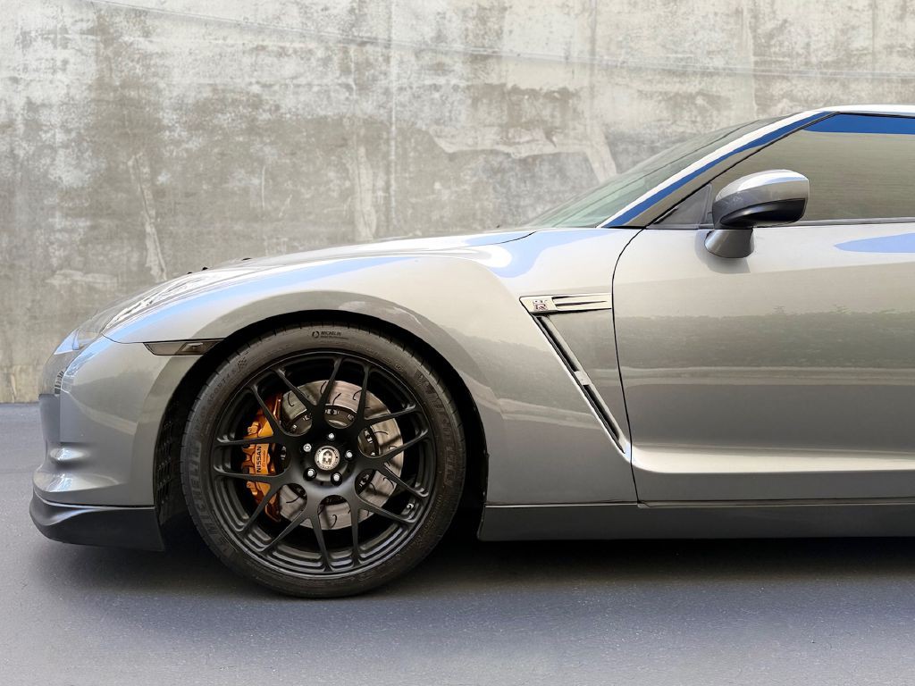 2010 Nissan GT-R Image 10