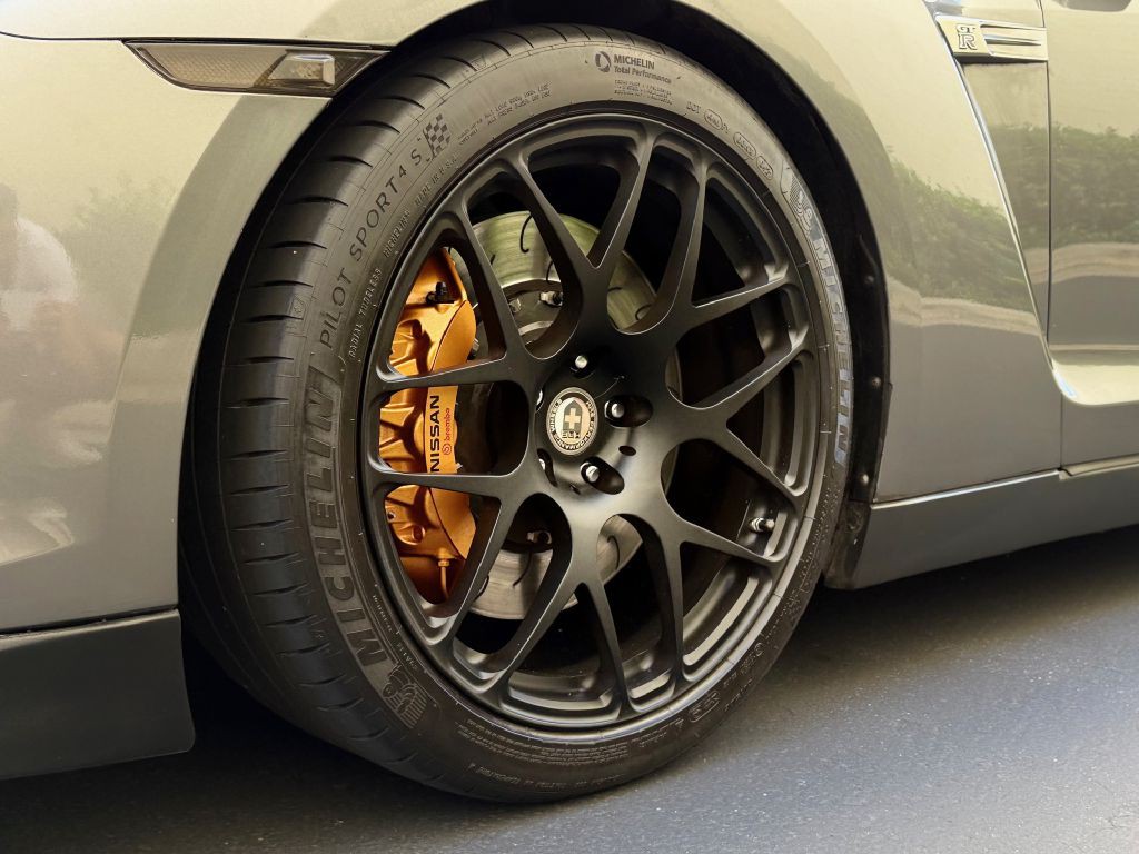 2010 Nissan GT-R Image 11