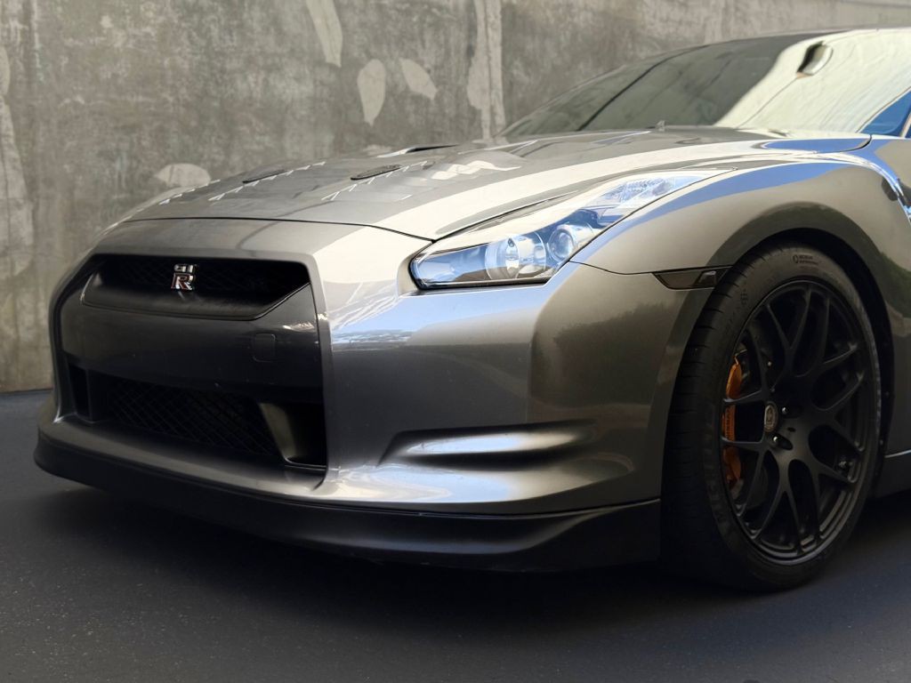 2010 Nissan GT-R Image 13