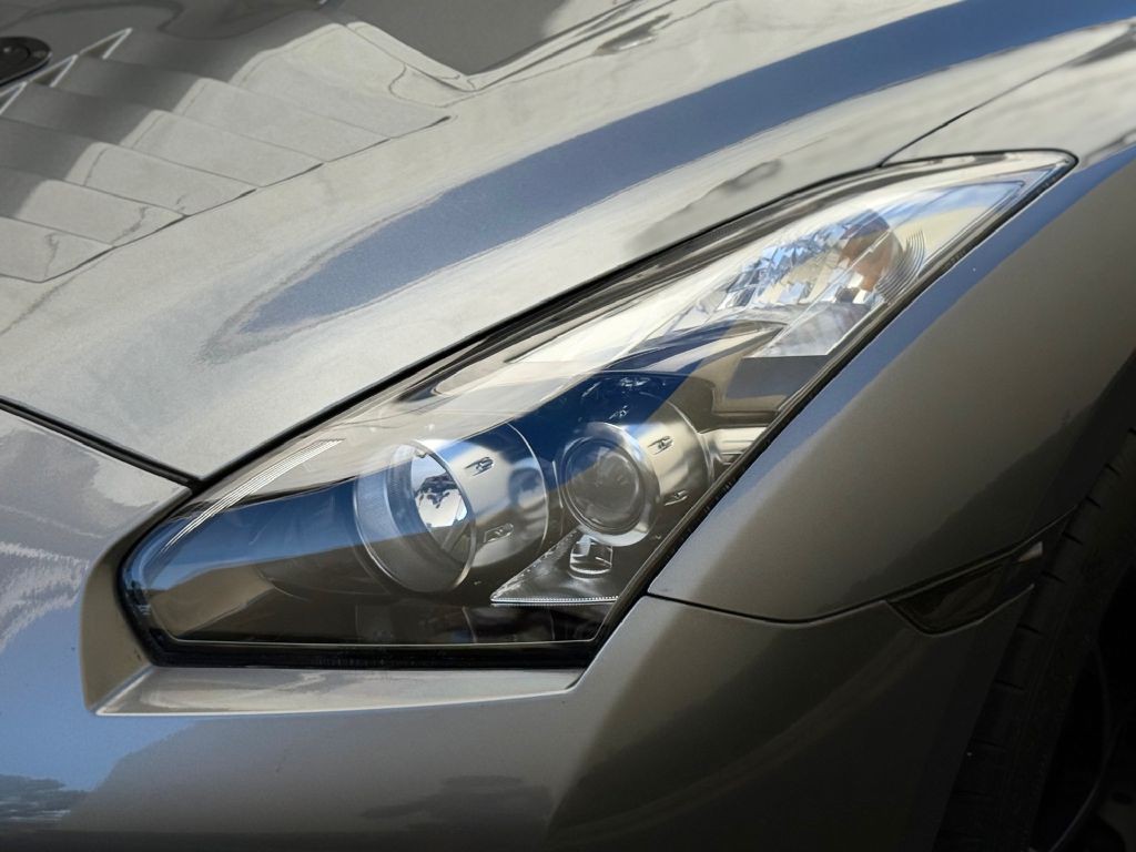 2010 Nissan GT-R Image 14