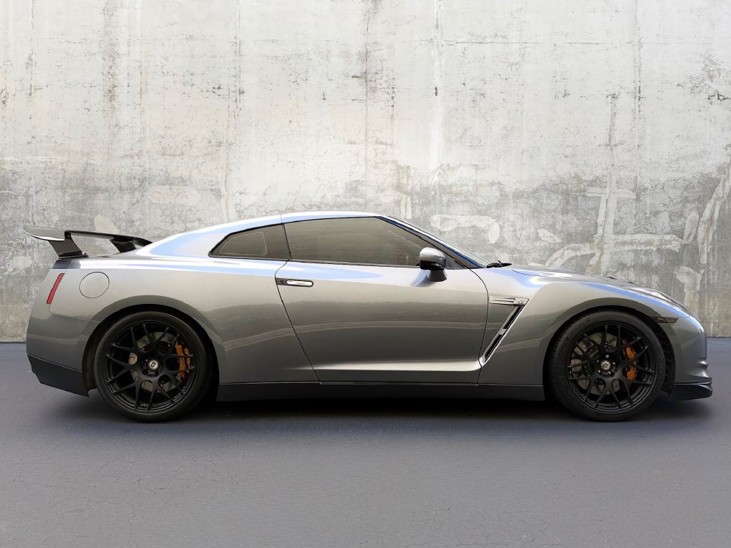 2010 Nissan GT-R Image 21