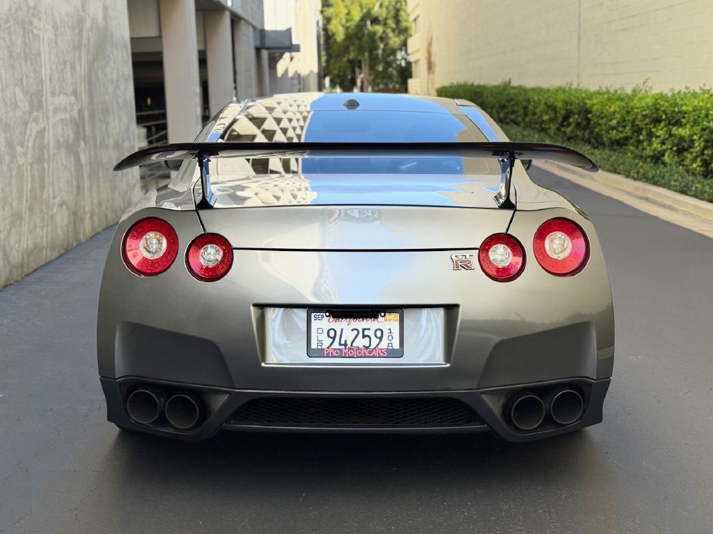 2010 Nissan GT-R Image 26