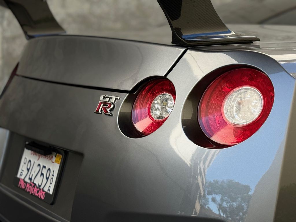 2010 Nissan GT-R Image 28
