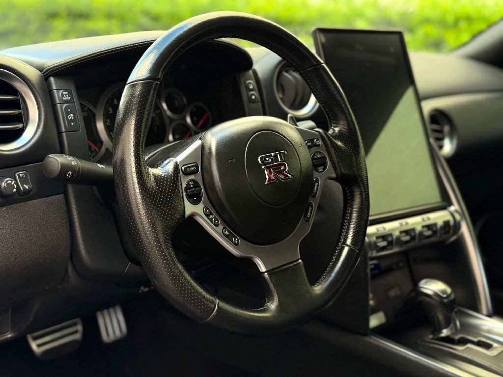 2010 Nissan GT-R Image 30