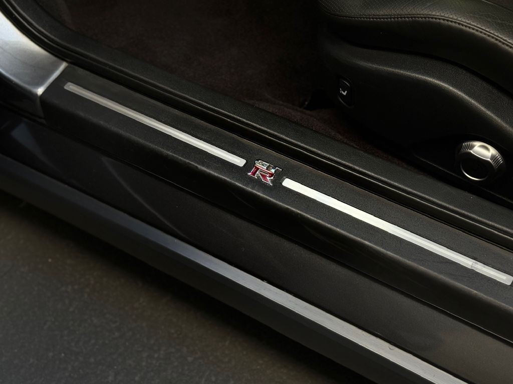 2010 Nissan GT-R Image 31