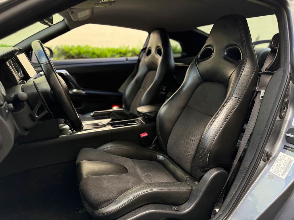 2010 Nissan GT-R Image 32