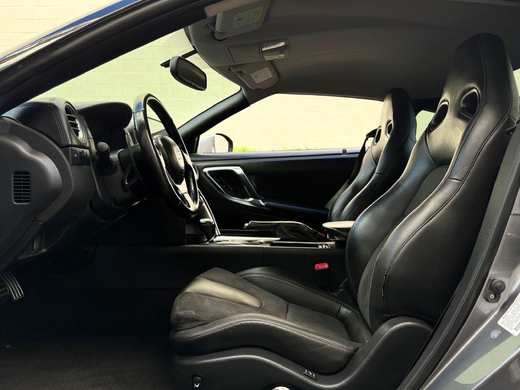2010 Nissan GT-R Image 33