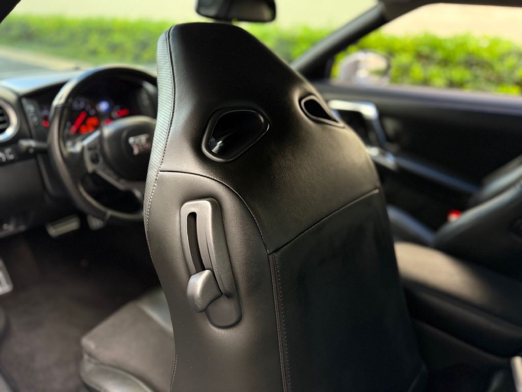 2010 Nissan GT-R Image 35