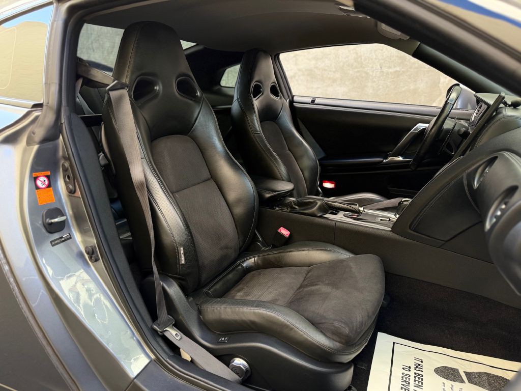 2010 Nissan GT-R Image 36