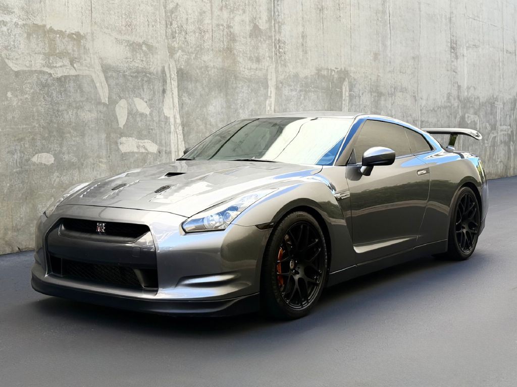 2010 Nissan GT-R Image 2