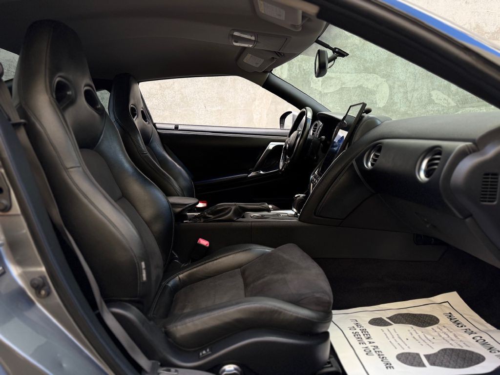 2010 Nissan GT-R Image 37