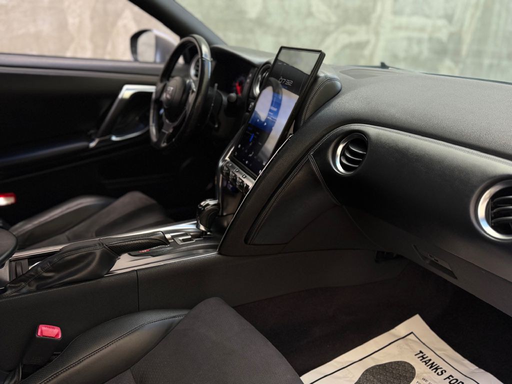 2010 Nissan GT-R Image 39
