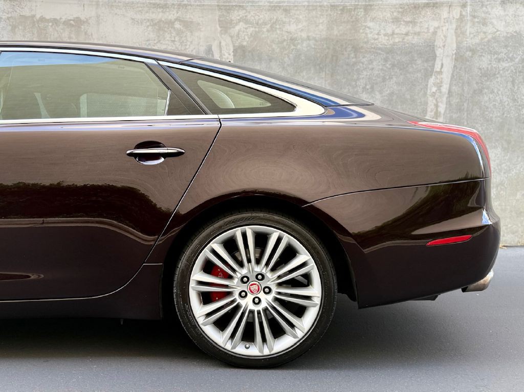2011 Jaguar XJ Image 6