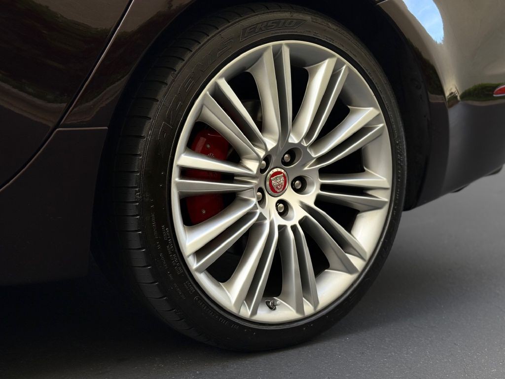 2011 Jaguar XJ Image 11