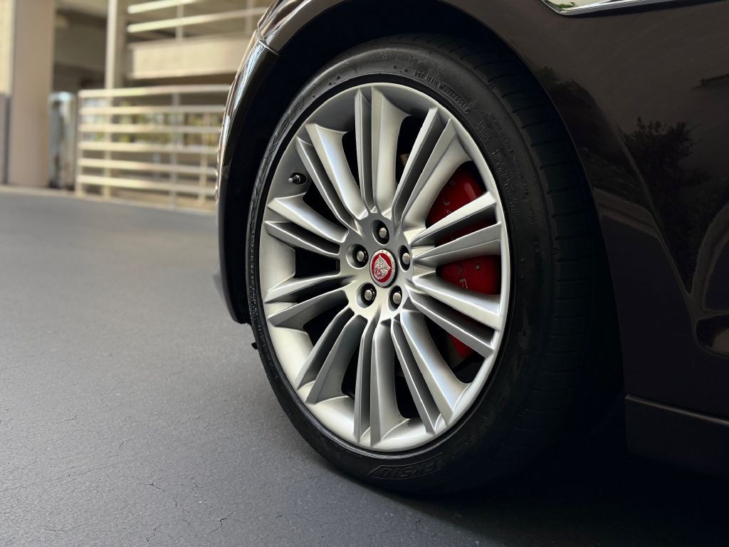 2011 Jaguar XJ Image 12