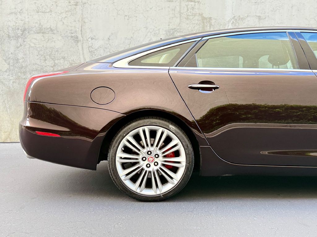 2011 Jaguar XJ Image 19