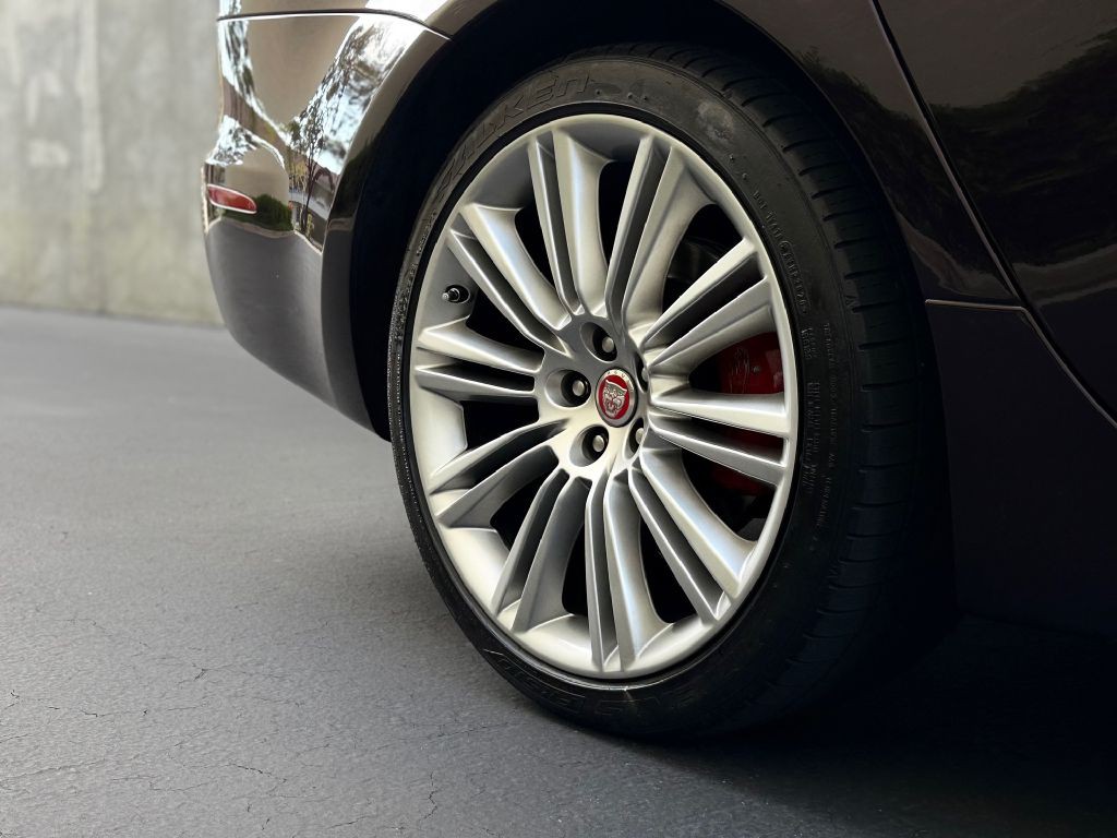 2011 Jaguar XJ Image 21