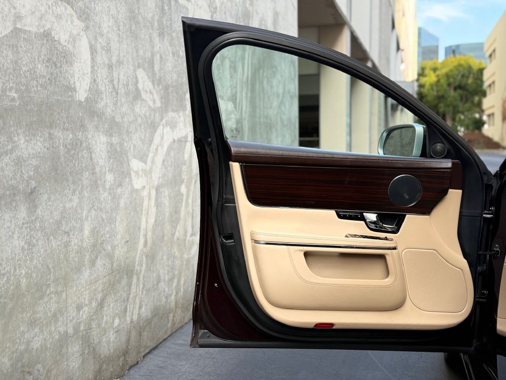 2011 Jaguar XJ Image 22