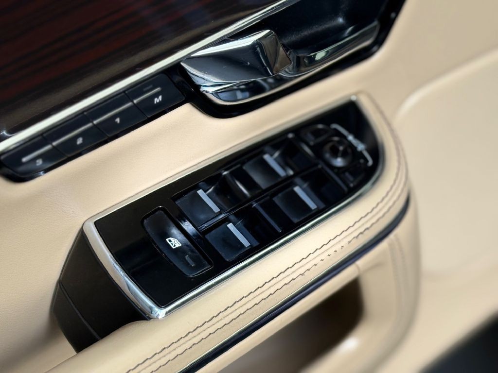 2011 Jaguar XJ Image 23