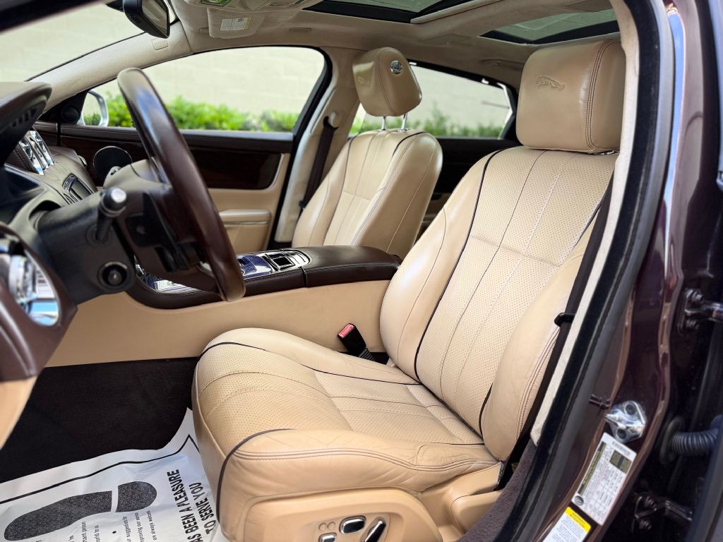 2011 Jaguar XJ Image 25