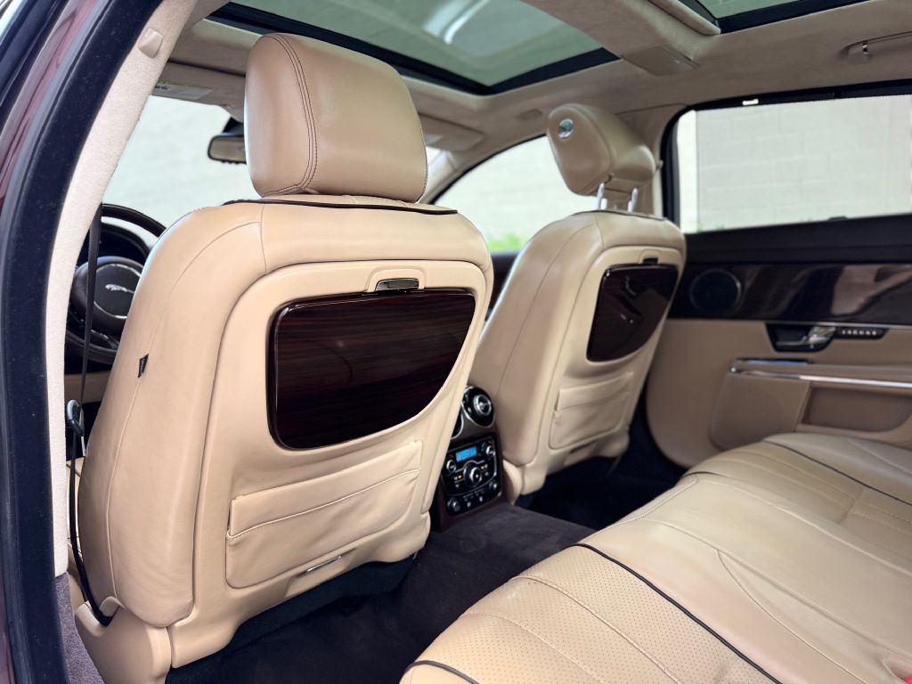 2011 Jaguar XJ Image 28