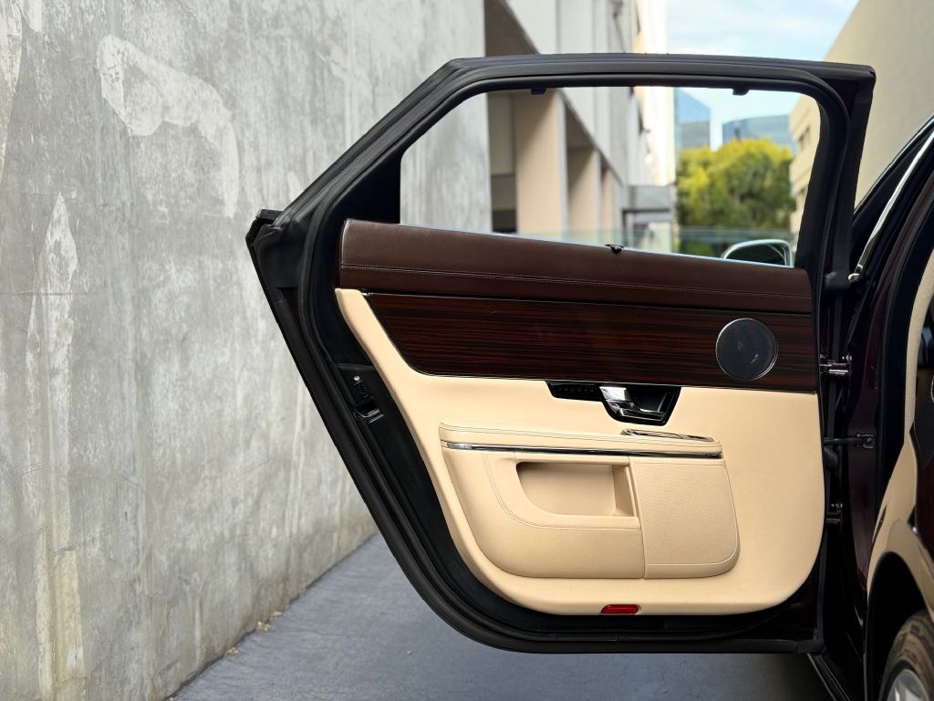 2011 Jaguar XJ Image 30