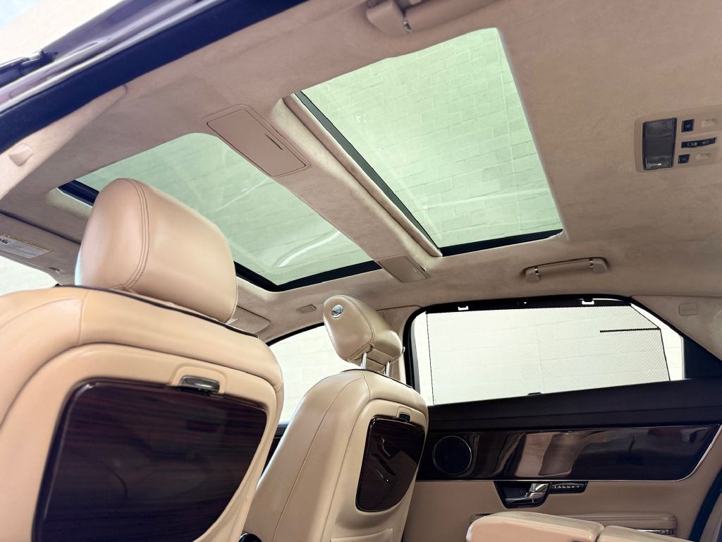 2011 Jaguar XJ Image 32