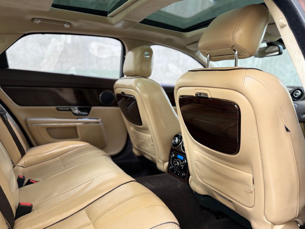 2011 Jaguar XJ Image 33