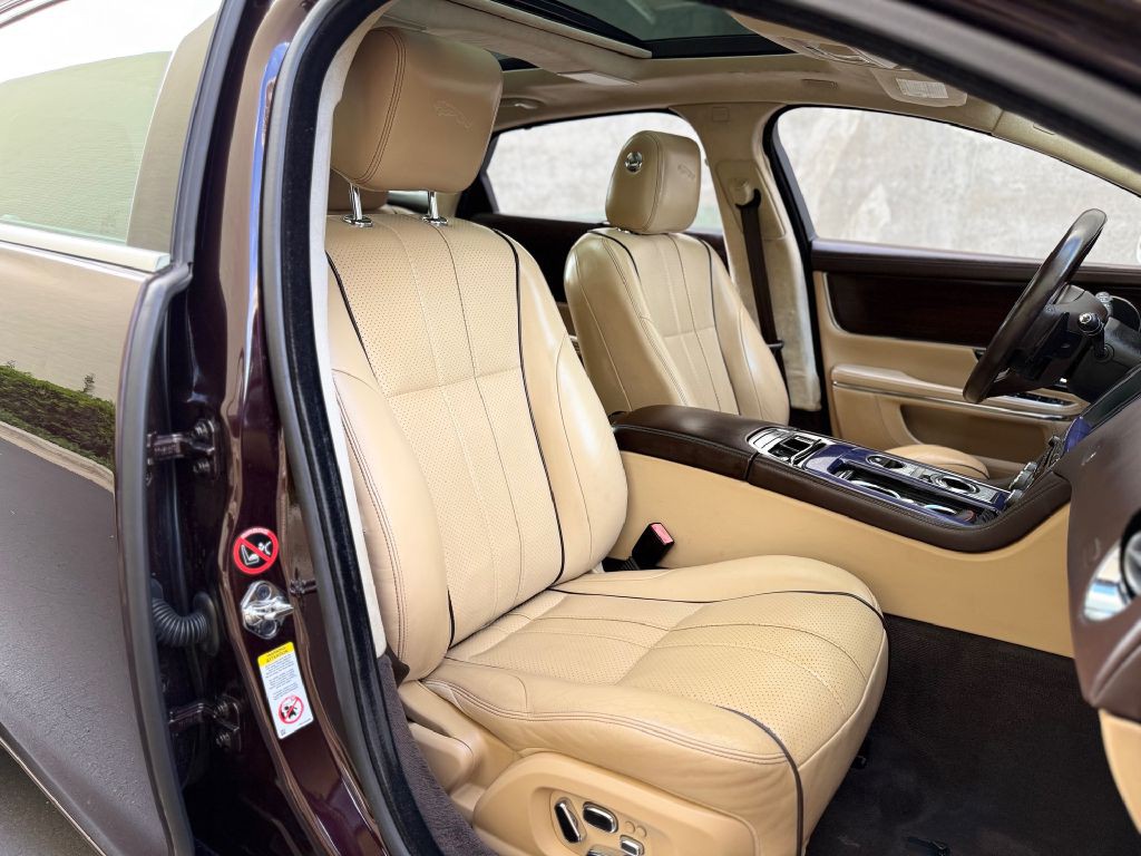 2011 Jaguar XJ Image 34