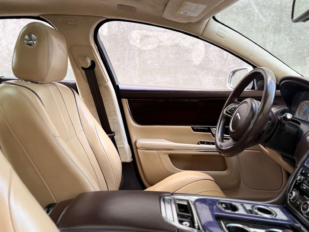 2011 Jaguar XJ Image 35