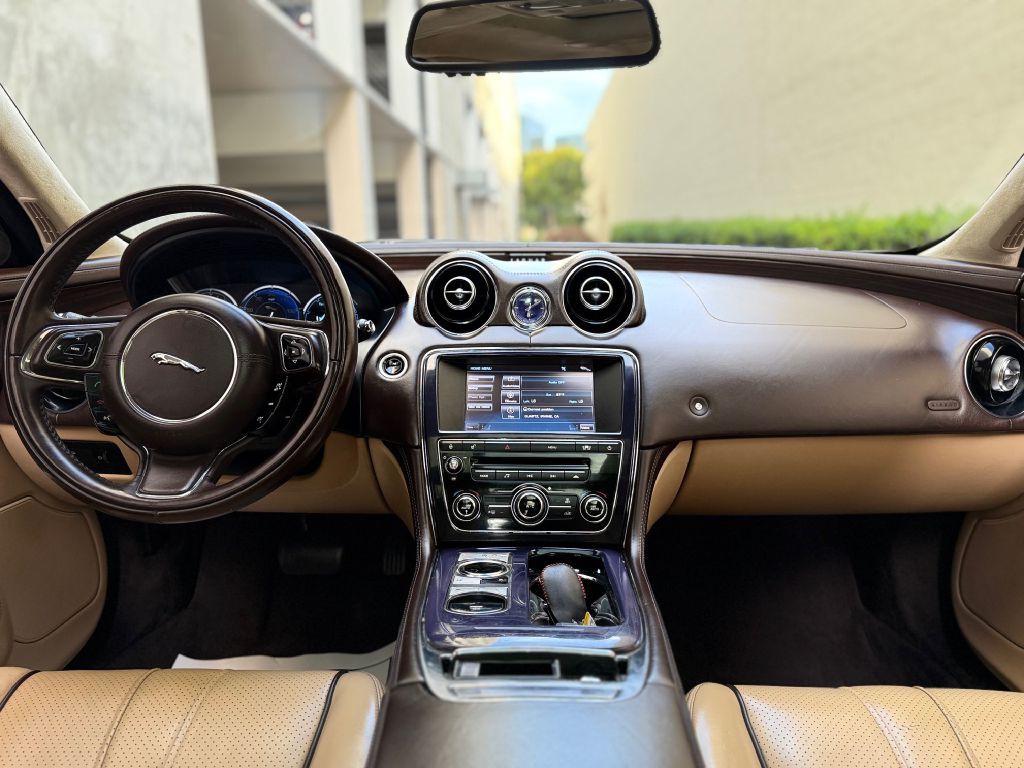 2011 Jaguar XJ Image 36