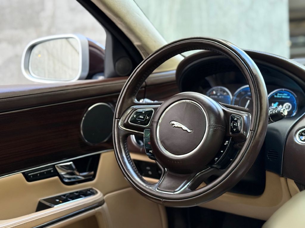 2011 Jaguar XJ Image 37