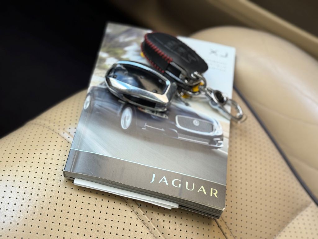 2011 Jaguar XJ Image 41
