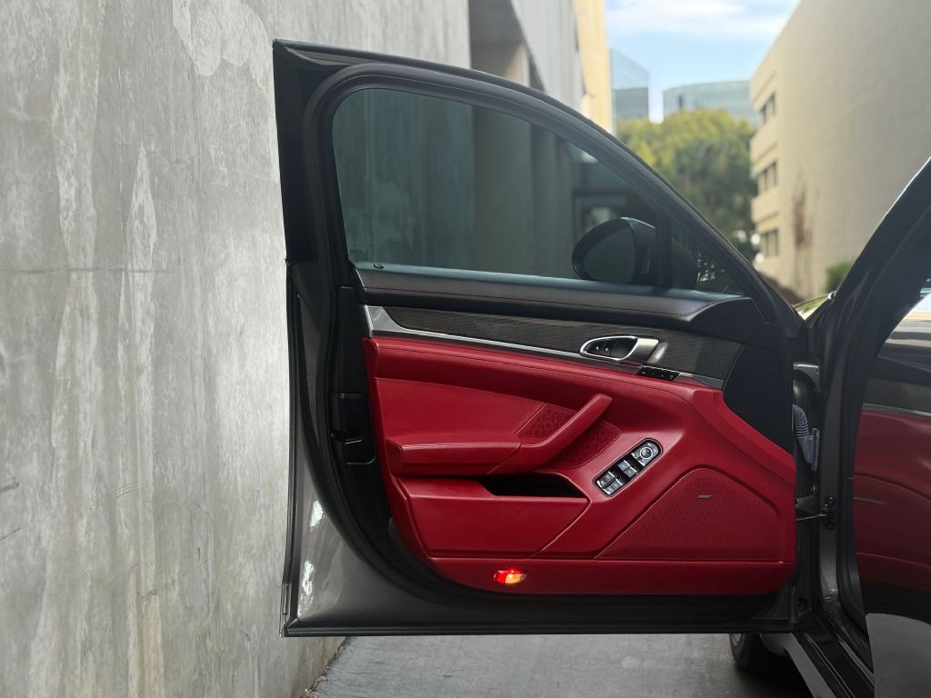 2014 Porsche Panamera Image 22