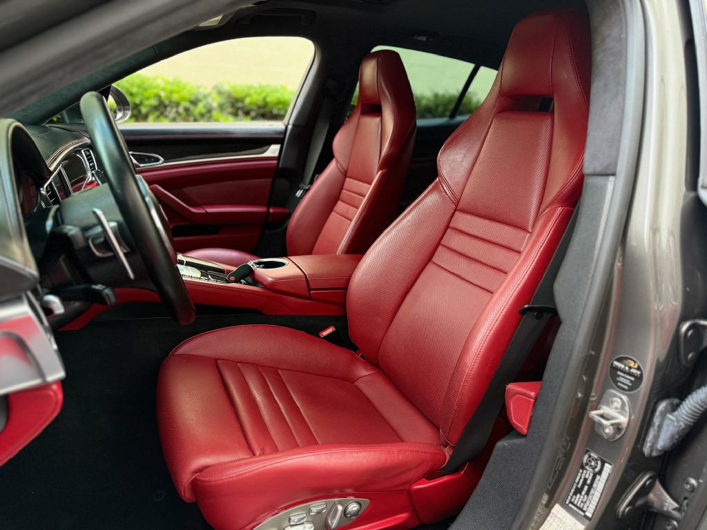 2014 Porsche Panamera Image 26