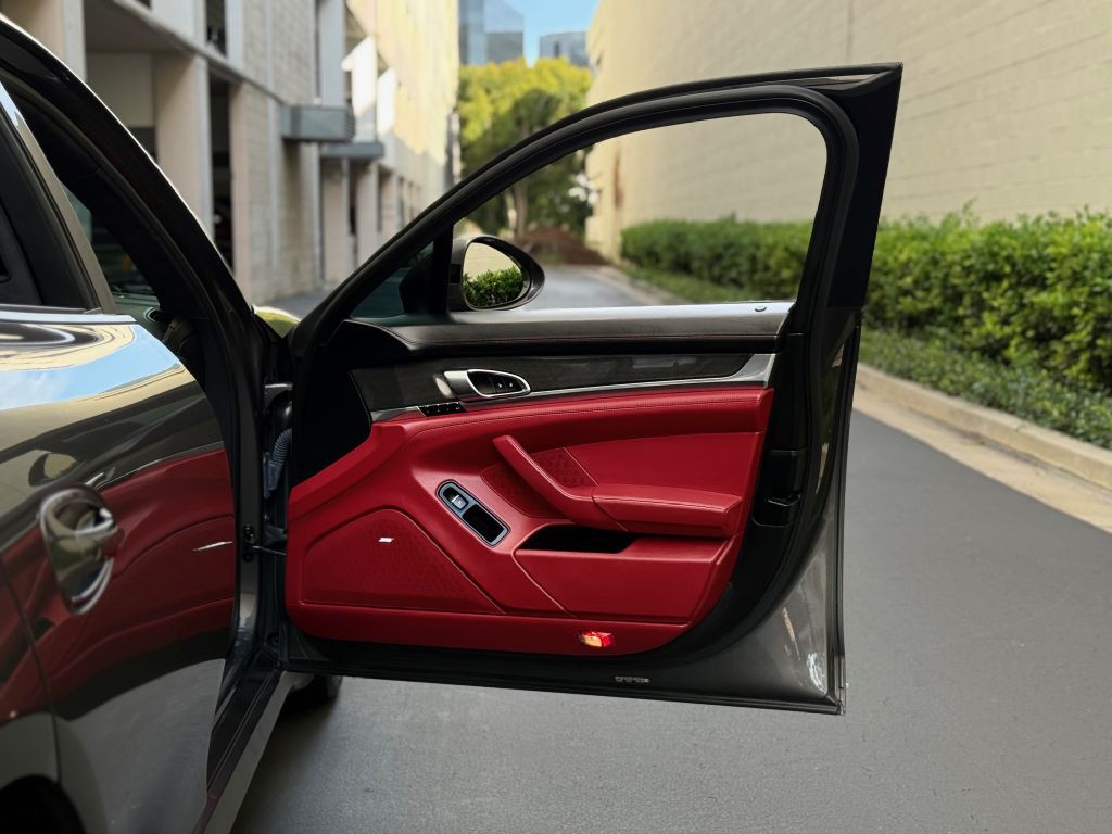 2014 Porsche Panamera Image 35