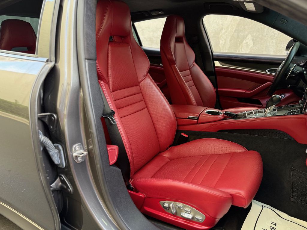 2014 Porsche Panamera Image 36