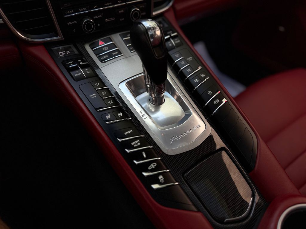 2014 Porsche Panamera Image 45