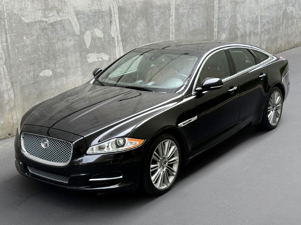 2011 Jaguar XJ Image 2