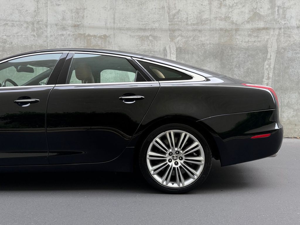 2011 Jaguar XJ Image 6