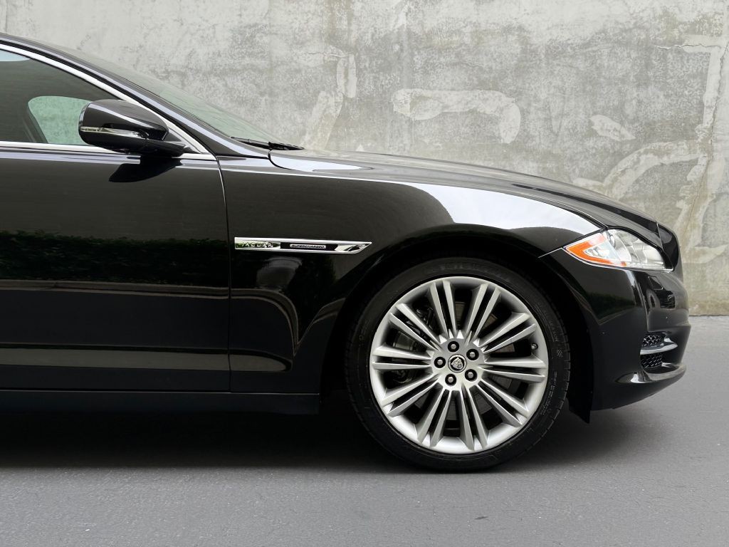 2011 Jaguar XJ Image 12