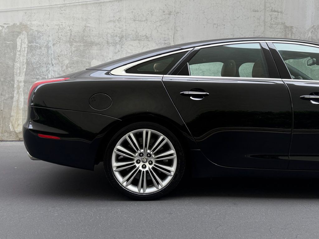 2011 Jaguar XJ Image 13