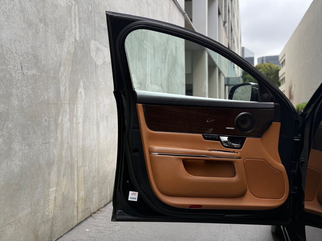2011 Jaguar XJ Image 16