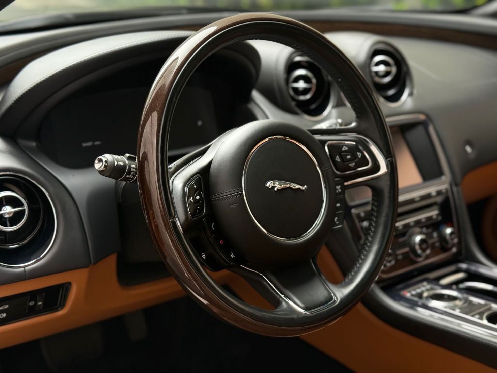 2011 Jaguar XJ Image 19