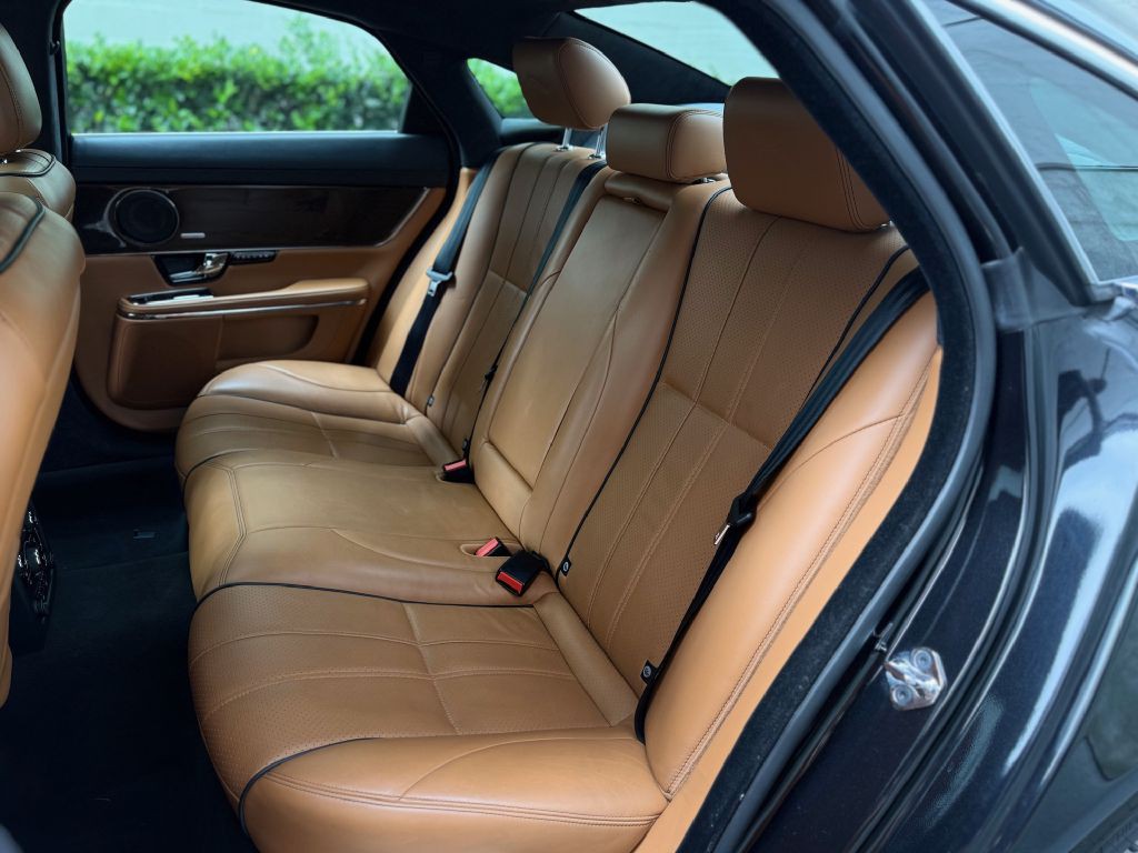 2011 Jaguar XJ Image 22