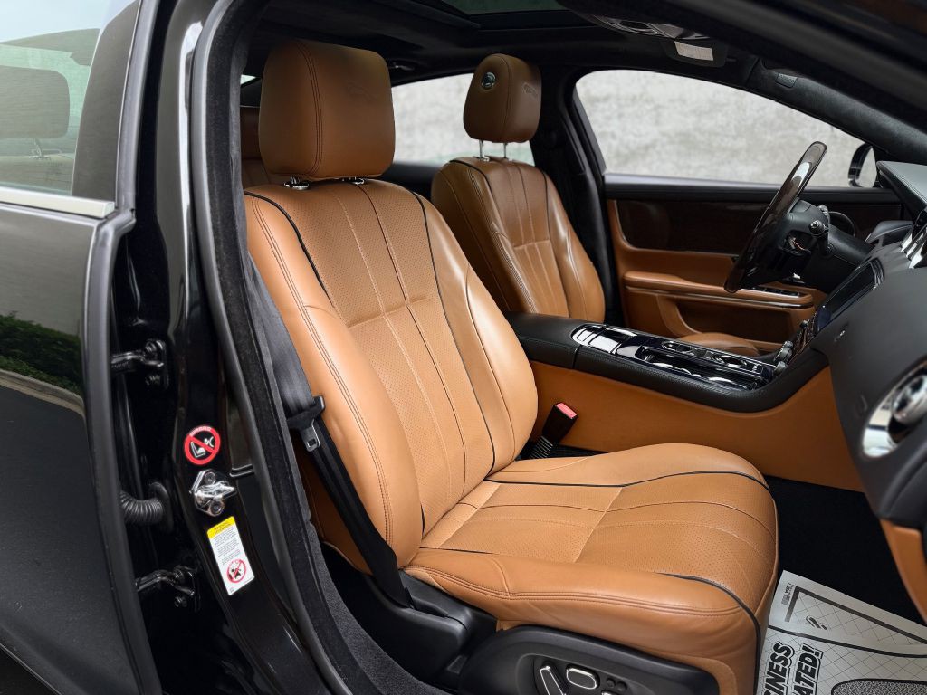 2011 Jaguar XJ Image 24