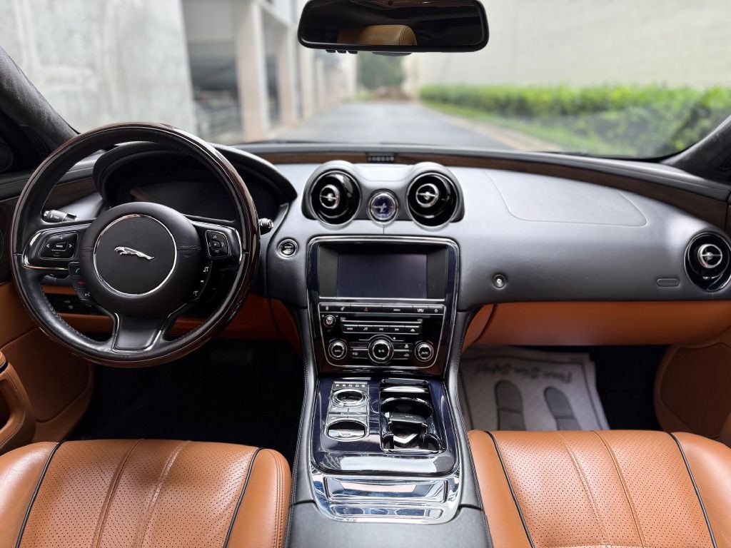 2011 Jaguar XJ Image 25