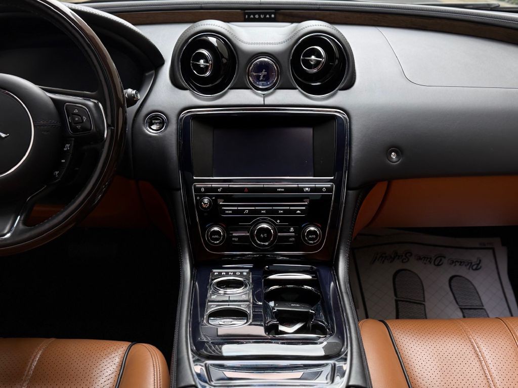 2011 Jaguar XJ Image 26